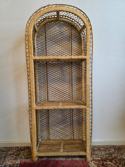 Vintage rotan kastje met drie planken