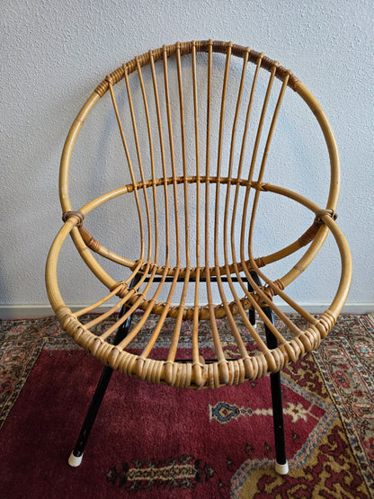 Vintage rotan stoel zwart metalen onderstel Rohe Noordwolde
