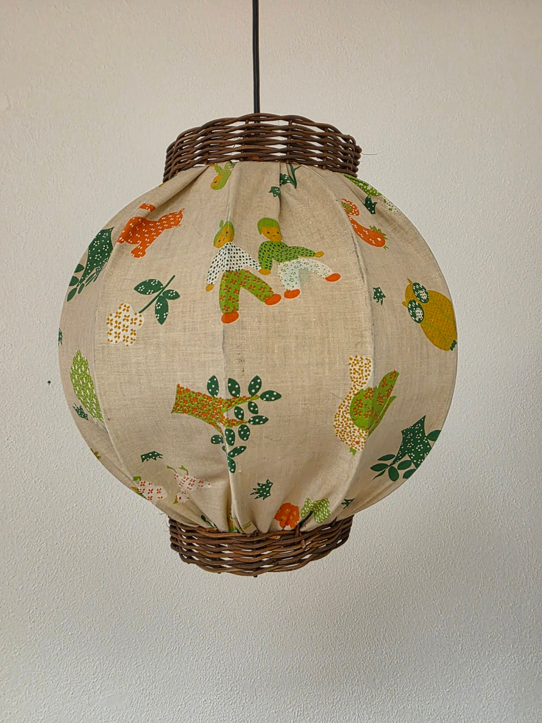 Vintage bolvormige stoffen hanglamp met rotan en kleurrijk dessin