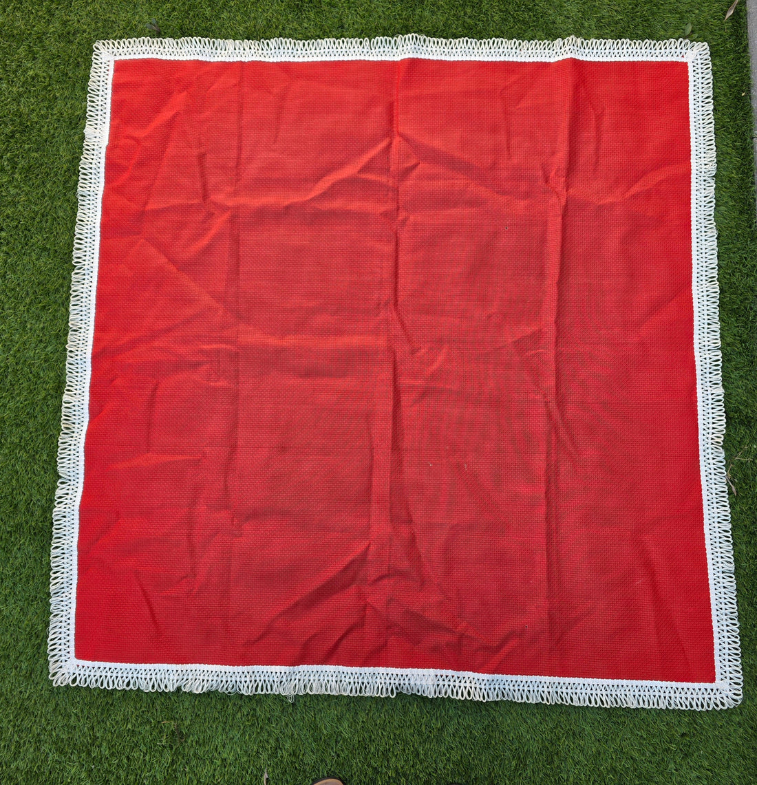 Vintage vinyl tafelkleed rood met witte sierrand