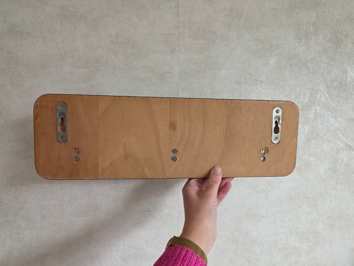 Houten achterzijde van wandkapstok 45 x 14 cm met twee metalen ophangplaatjes