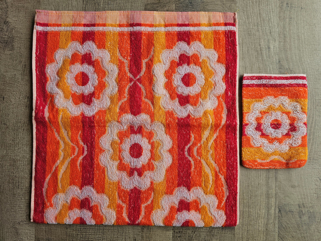Vintage handdoek oranje met rode bloemenprint en bijpassende washand, 97 x 47 cm, nieuwstaat.