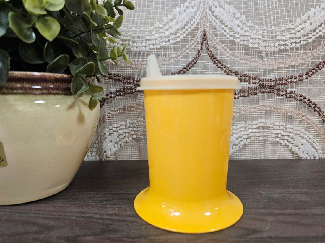 Oranje Tupperware kinderbeker met bloem en tuitdeksel