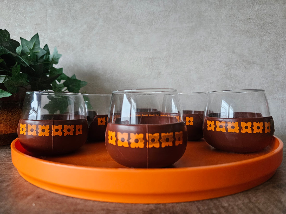 Vintage set van 6 theeglazen in kunst
stof houders bruin met oranje bloemen, oranje rond dienblad