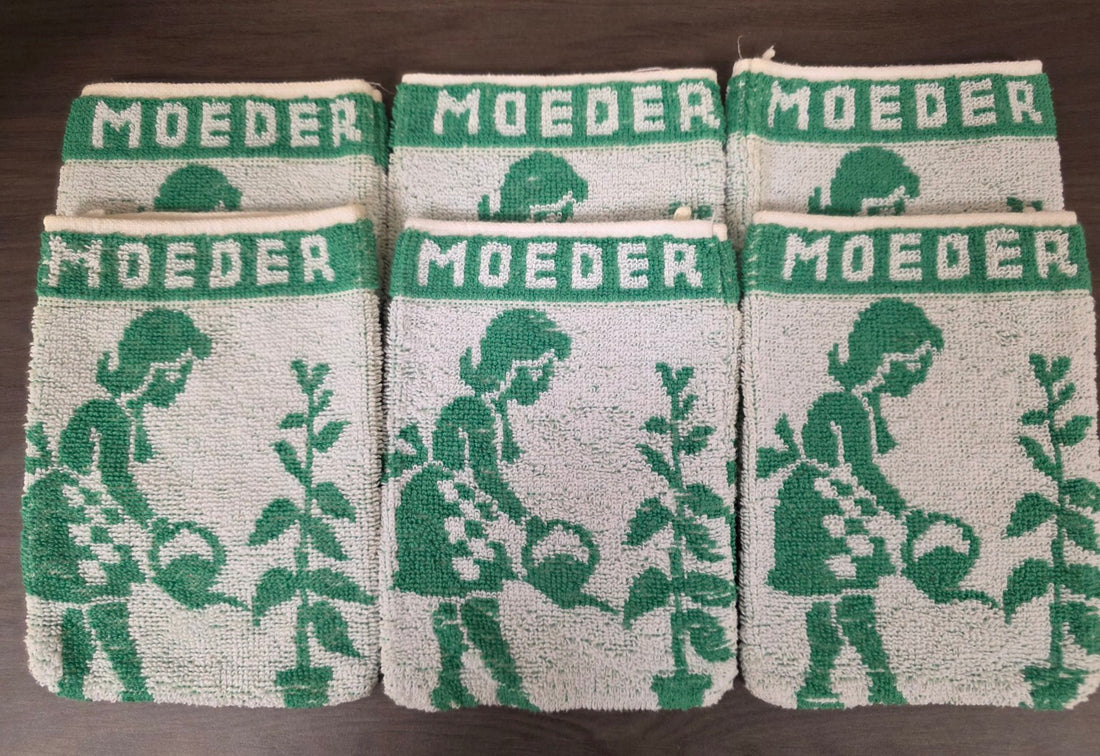 Zes groen-witte washandjes met opschrift MOEDER en ingeweven motief naast elkaar