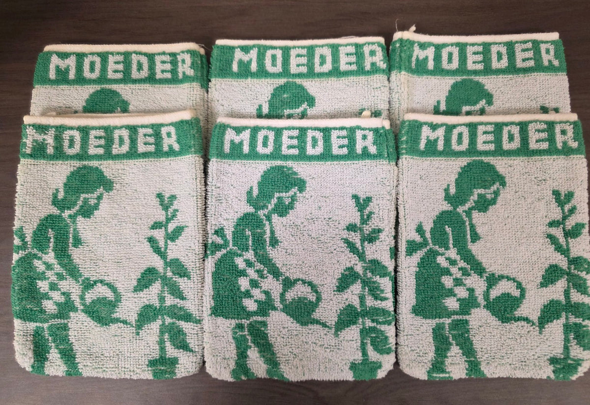 Zes groen-witte washandjes met opschrift MOEDER en ingeweven motief naast elkaar