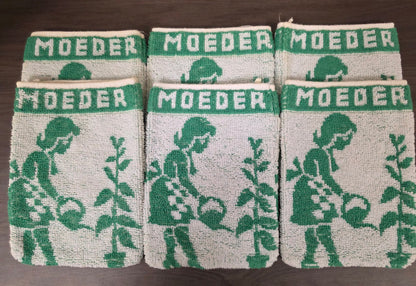 Zes groen-witte washandjes met opschrift MOEDER en ingeweven motief naast elkaar