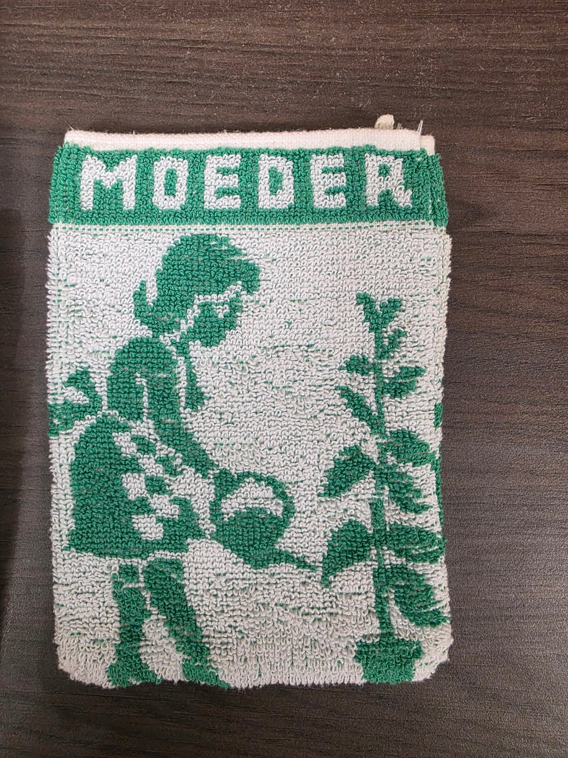 Tweede detailfoto van MOEDER washandje in groen en wit, met zichtbaar badstofmotief