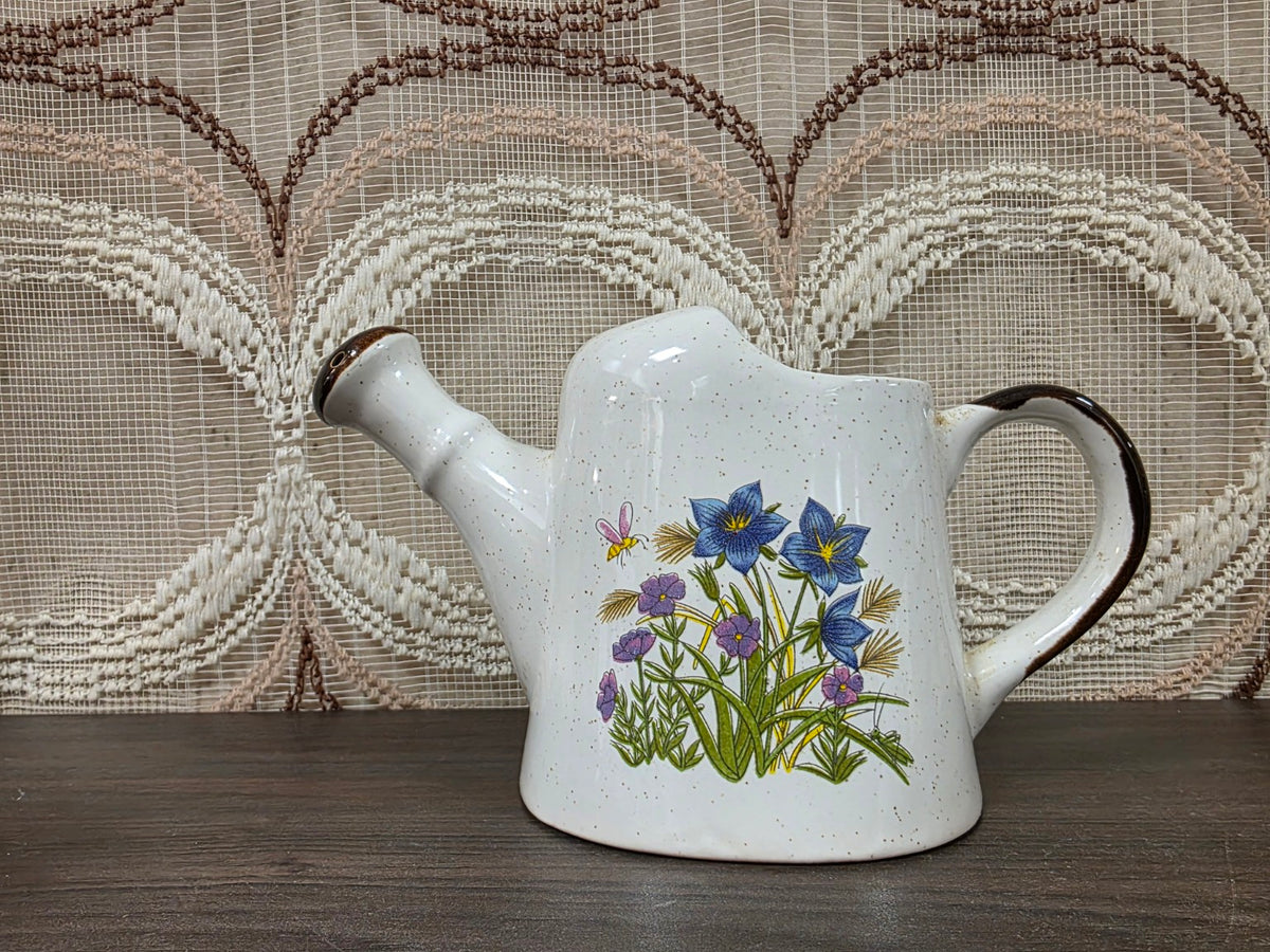 Wildflower keramieken gieter met blauwe en paarse bloemen, tuit links en handvat rechts