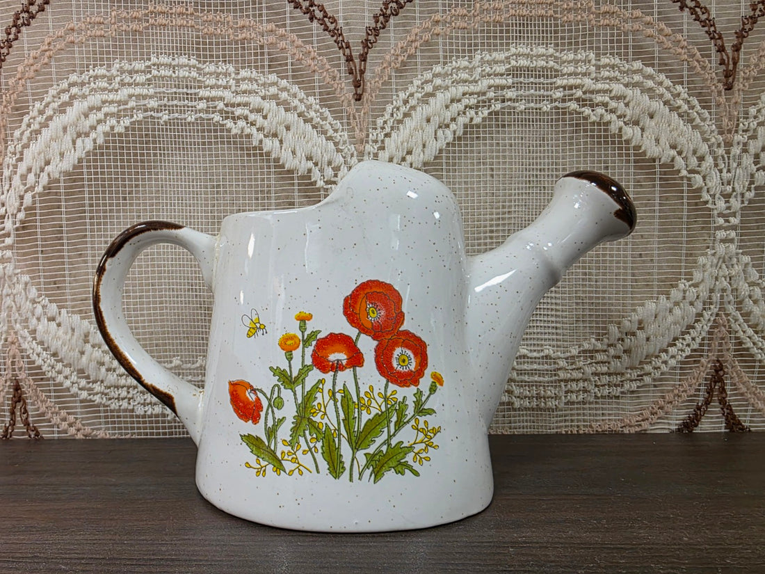 Wildflower keramieken gieter met rode klaprozen, gele bloemen en een bijtje, vooraanzicht