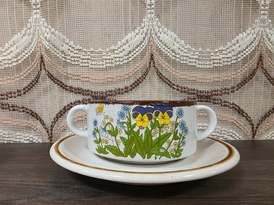 Vintage Wildflower soepkom met schotel en decor van paarse en gele viooltjes.