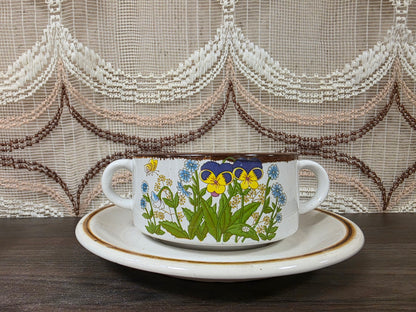 Vintage Wildflower soepkom met schotel en decor van paarse en gele viooltjes.