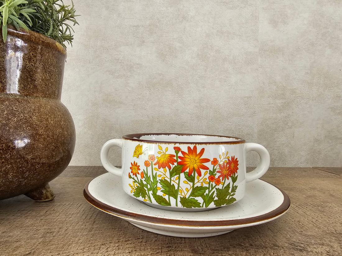 Vintage Wildflower servies soepkommet schotel. De soepkom heeft oranje rode bloemen.