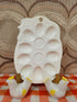 Wit vintage eierenbord met peper en zoutstel in kip