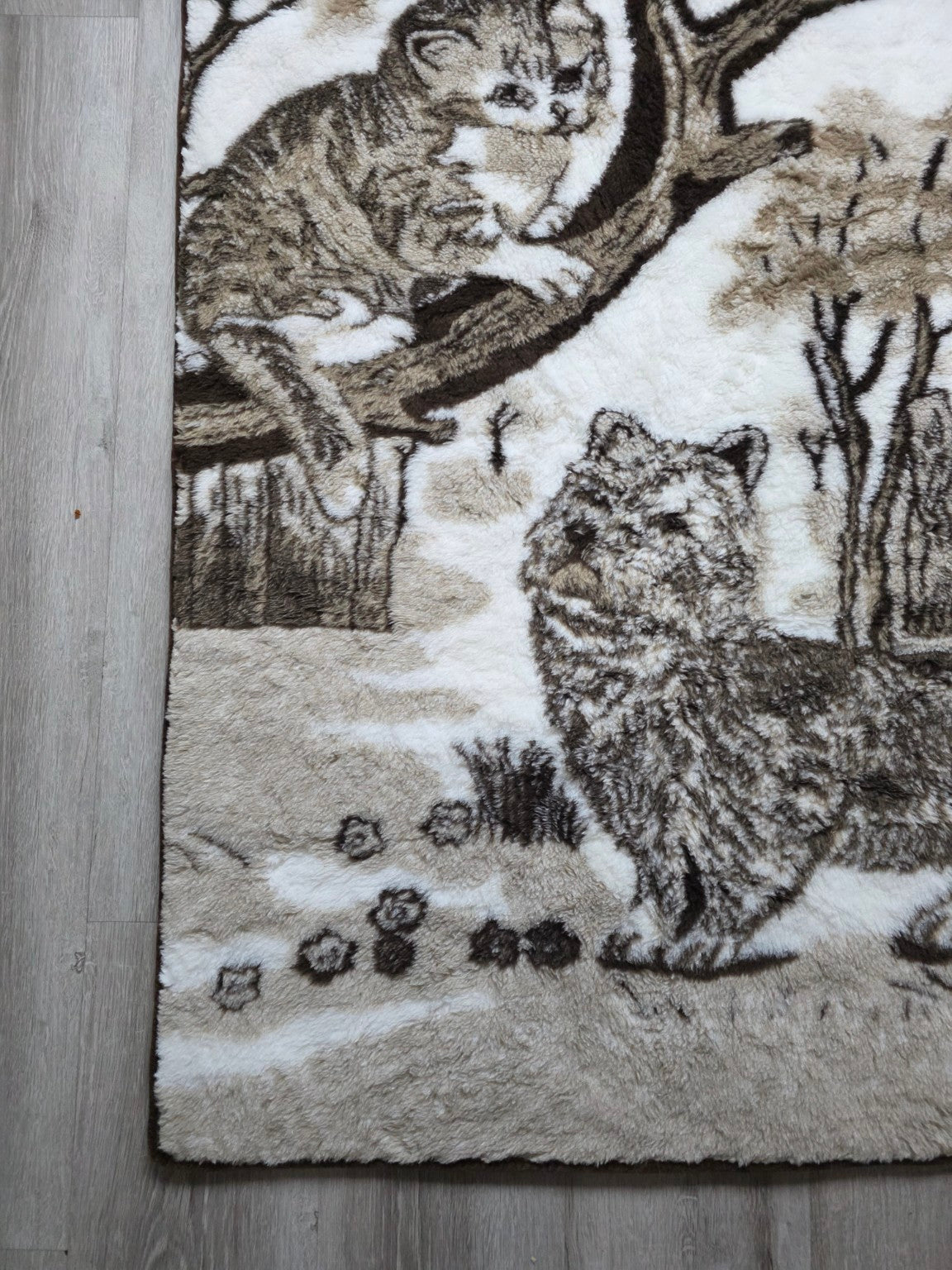 Detail van hond, kat en bloemen op de zachte deken