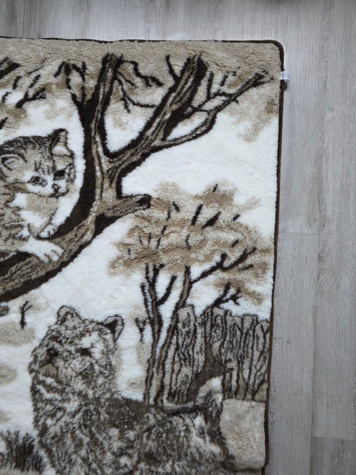 Detail van bomen en bruine afwerkrand van de deken