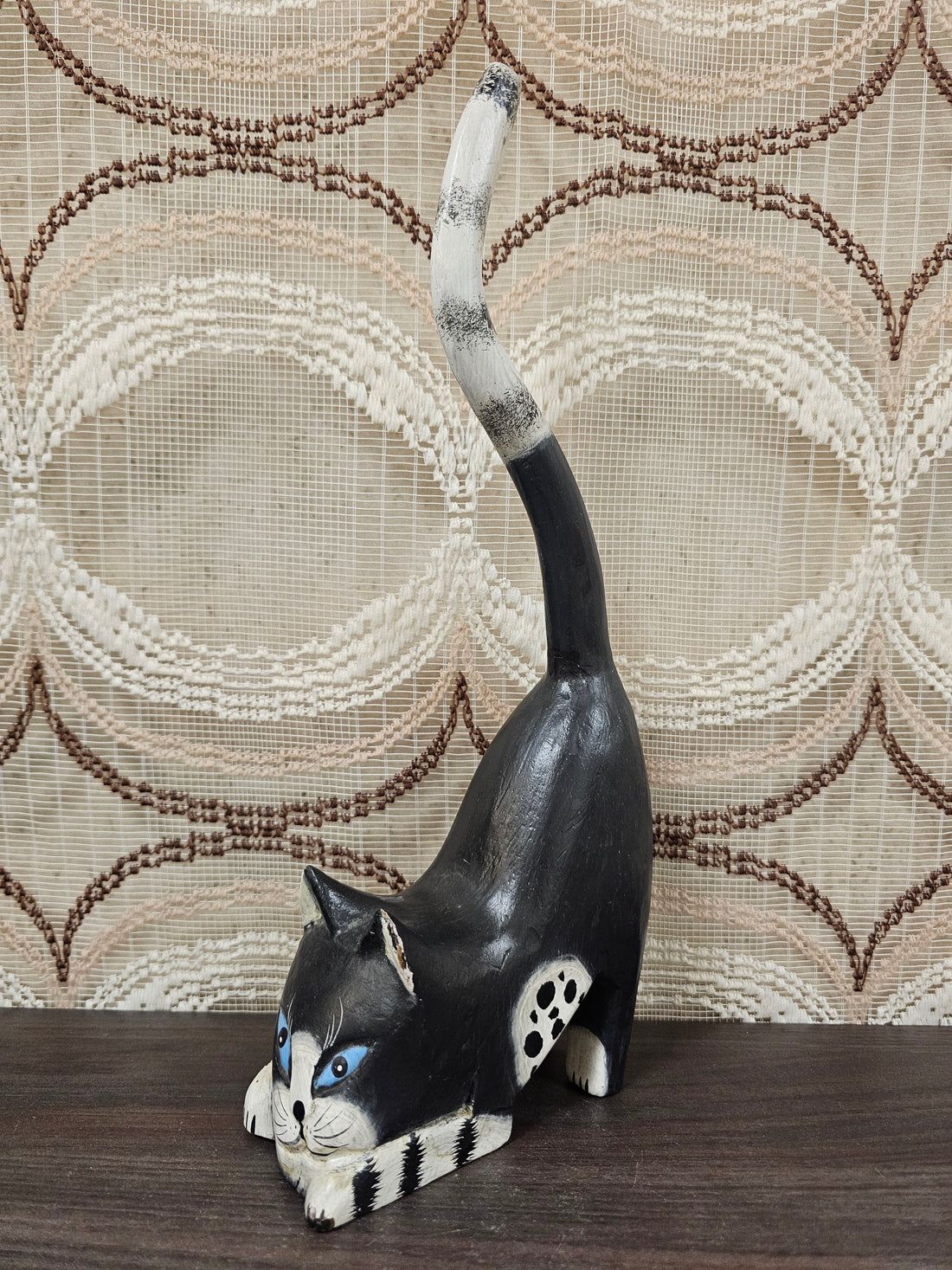 Handgesneden houten kattenbeeld zwart met opgerichte staart